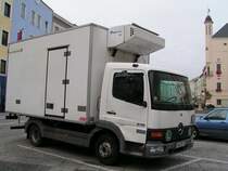 ATEGO 815 mit Khlwagenaufbau aus dem Deutschen Landkreis Sdliche Weinstrae (SW) steht am unteren Hauptplatz in Ried i.I.;091010