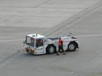 12.10.09,Flugzeugschlepper auf dem Flughafen Dsseldorf.