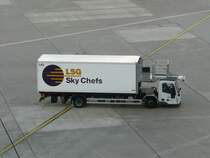 12.10.09,Cateringfahrzeug auf dem Flughafen Dsseldorf.