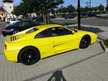 Ferrari, gesehen in Wertheim am 27.07.09,Parkplatz Wertheim Village,daneben ein Porsche,werden wohl zusammen schn und ausgiebig shoppen gehen.