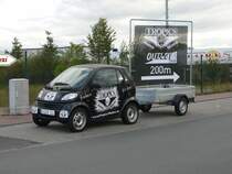 Smart steht als Werbetrger fr TROPICS-Moden im Einfahrtsbereich des Autohofes Werneck am 14.10.2009