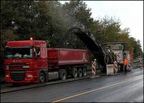 Abfrssen der Asphaltdecke. Im Vordergrund ein DAF XF105.410SC  SpaceCab .