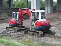 2 Kubota KN 161-3 in trauter  Zweisamkeit  gesehen an der H�rselumgehung der A4, 16.10.2009