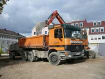MB Actros des Bauunternehmens BEUSCHLEIN wird auf einer Baustelle in Werneck am 14.10.2009 beladen.