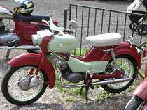 Simson Spatz vor dem Sprecherturm an Der Motocrossstrecke in Lugau, wo das 2. Buldogtreffen stattfand.