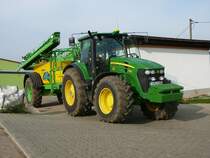 John Deere 7930 der Agrar-Produktion Niederzimmern aus 99428 Niederzimmern mit Ammann-Feldspritze gesehen am 21.10.2009