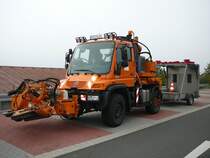 Unimog U 400 der Strassenmeisterei Kirchheim mit Anbauger�ten gesehen am 20.10.2009 im Bereich der Landesgrenze Hessen - Th�ringen