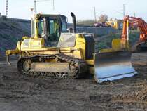 Komatsu-Raupe der Firma  Bickardt-Bau  auf einer Baustelle in Th�ringen am 21.10.2009