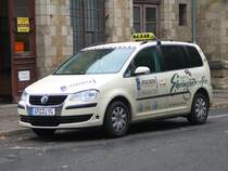 VW Touran als Taxi am Bahnhof von Apolda am 22.10.2009