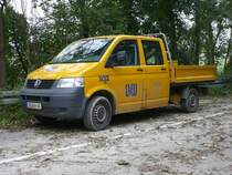VW T 5 als Doppelkabiner mit Ladefl�che steht an einer Br�ckenbaustelle in der N�he von Gro�heringen am 22.10.2009