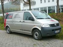 VW T 5 der Firma FES steht an der Bahnlinie im Bereich Gro�heringen am 22.10.2009