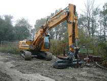 Liebherr 916 steht an einer Brckenbaustelle in der Nhe von Groheringen am 22.10.2009
