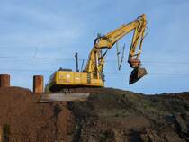 Komatsu Bagger auf einer Baustelle an der Eisenbahnlinie Erfurt - Leipzig am 22.10.2009