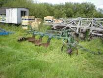 traktor Schlpflug im soenanten Rariettenkabinet auf dem Museumsgelnde in Alt-Schwerin
