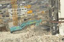 Liebherr 954 bei Aushubarbeiten am EKZ Limbecker Platz in Essen.