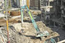 Liebherr 954 bei Abbrucharbeiten am Karstadthaus am Limbecker Platz in Essen.