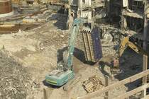 Liebherr 954 beim umsetzt eines Container am EKZ Limbecker Platz in Essen.