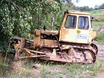 Diese FIAT bzw.Universal 445 Planierraupe war auf dem Motocross Gelnde in Lugau abestellt