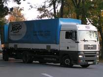 MAN_TGA18.360 befindet sich am Sptnachmittag bei der Durchfahrt im Stadtgebiet von Ried i.I.;091020