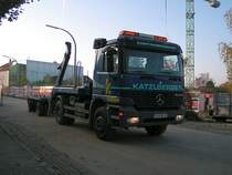 Feierabend fr ACTROS, nachdem ein Bagger, sowie ein Schuttcontainer bei einer Baustelle hinterstellt wurden;091021