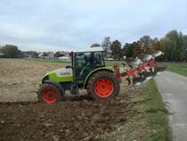 Allradschlepper  Claas Celtis 436 RX 
kurz vor dem Einsetzen des 3-Schar-Wendepfluges,
bei Freiburg Okt.2009