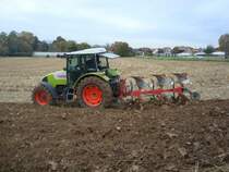Claas Celtis 436RX, Allradschlepper mt 85PS beim Pflgen mit
3-Schar-Wendepflug,
bei Freiburg Okt.2009