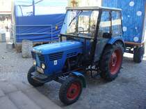Deutz D 4006, 3-Zyl.Diesel mit 2826ccm und 35PS, 25Km/h,
wurde von 1968 bis 1981 gebaut,
gesehen in Lahr/Schwarzwald Okt.2009