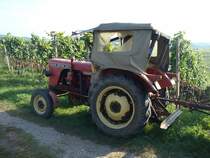 Traktor der engl.Firma  David Brown , die 8-er Reihe wurde ab 1960
gebaut, bei der Weinlese im Kaiserstuhl/Baden Sept.2009