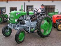 Stolze Prsentation des Steyr 80a, mit 36  Hinterrdern und vorne erhhter Portal-Achse fr ber 46 cm Bodenabstand, kurz vor dem Start zur 6.Steyr-Club-Olympiade in Geiersberg; 091026