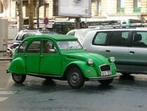 Ein Citroen 2CV  ( Ente ) im Stadtverkehr von Paris unterwegs am 17.10.2009