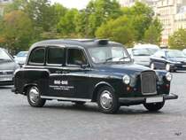 Englisches Taxi mit Franzsichen Konrollschildern unterwegs im Stadtverkehr von Paris am 17.10.2009