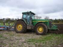 John Deere 8400 hat gerade gemeinsam mit seinem Fahrer Mittagspause. Der Fahrer war in einer Tiefschlafphase und hat den Fotografen nicht bemerkt, 27.10.2009