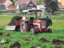 IHC steht mit beladenem Mistanhnger auf einem Feld, 27.10.2009 