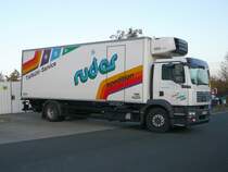MAN als Tiefkhlfahrzeug der Spedition RUDER steht bei BurgerKing an der A 4, 26.10.2009