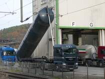 MAN Silowagen steht mit aufgestelltem Silo im Zementwerk Dornburg/Thringen am 28.10.2009