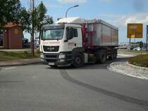 Am 04.August 2009 befuhr dieser MAN-Kipper den Kreissel in Bergen/Rgen.