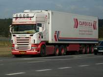 Dnischer SCANIA-Sattelzug warten an einer Kreuzung am 10.September 2009 auf der B96 bei Bergen/Rgen.