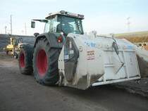 Fendt 926 mit Stehr-Bodenbearbeitungsgert auf einer Baustelle in Thringen, 21.10.2009 

