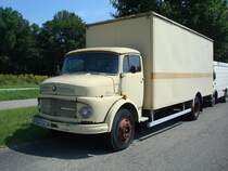 Mercedes  Rundhauber  ein LKW auf allen Erdteilen anzutreffen,
gebaut von 1958-95, hier mit Kastenaufbau,
bei Freiburg Aug.2009