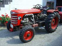 gepflegter Traktor der schweizer Firma  Hrlimann ,
gesehen bei Lahr/Schwarzwald Aug.2009