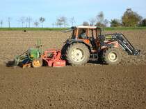 Allradtraktor der ital.Firma SAME,1942 bei Mailand gegründet,
hier der Typ  Explorer 90turbo  mit 90PS,
mit Frontladegeschirr und angehängter Drillmaschine und Egge,
bei Freiburg Okt.2009