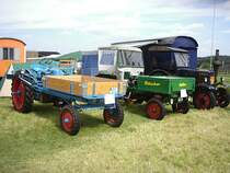 Diese 2 Gertetrgerwaren in Alt-Schwerin whrend des Dampftreffens zu sehen. Links ein Lanz Alldog und daneben der Ritscher Multitrac 