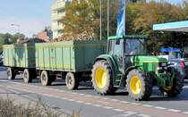 John Deere 6810 mit 2 Hngern voll Zuckerrben unterwegs zur Zuckerfabrik Euskirchen - 20.10.2009