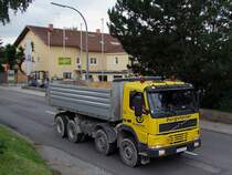VOLVO-FM12_420 der Fa.Burgstaller ist mit einer Fuhre Schotter im Stadtgebiet von Ried i.I. unterwegs; 090710