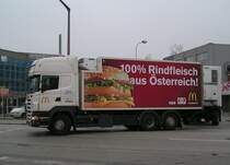 SCANIA-R380 verlsst nach der Zustellung die Mc-Donald Filiale in Ried i.I.;091031