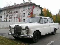 MB-200D mit dem noch alten schwarzen KFZ-Kennzeichen steht auf einem Gromarktparkplatz in Ried i.I.;091031