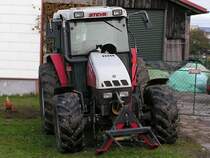 STEYR-975 mit  Khlerfigur ,oder die Katze nutzt wohl auch in der schon etwas khleren Jahreszeit jede erdenkliche Wrmequelle; 091025