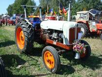 aus den USA kommt dieser  Fordson PowerMajor ,
Bj.1956, 3610ccm, 52PS,
Traktorentreff Breisach Sept.2009