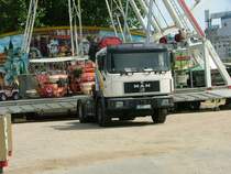 MAN M2000 Riesenradtransporter(29.07.09, Gernsheim am Rhein).