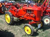 Massey-Harris Typ Pony 812 aus dem Jahr 1952 mit 4-Zyl.-Diesel und 16PS,
die Firma war der Vorlufer von Massey-Ferguson,
Traktortreff Breisach Sept.2009